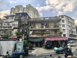 赛龙村